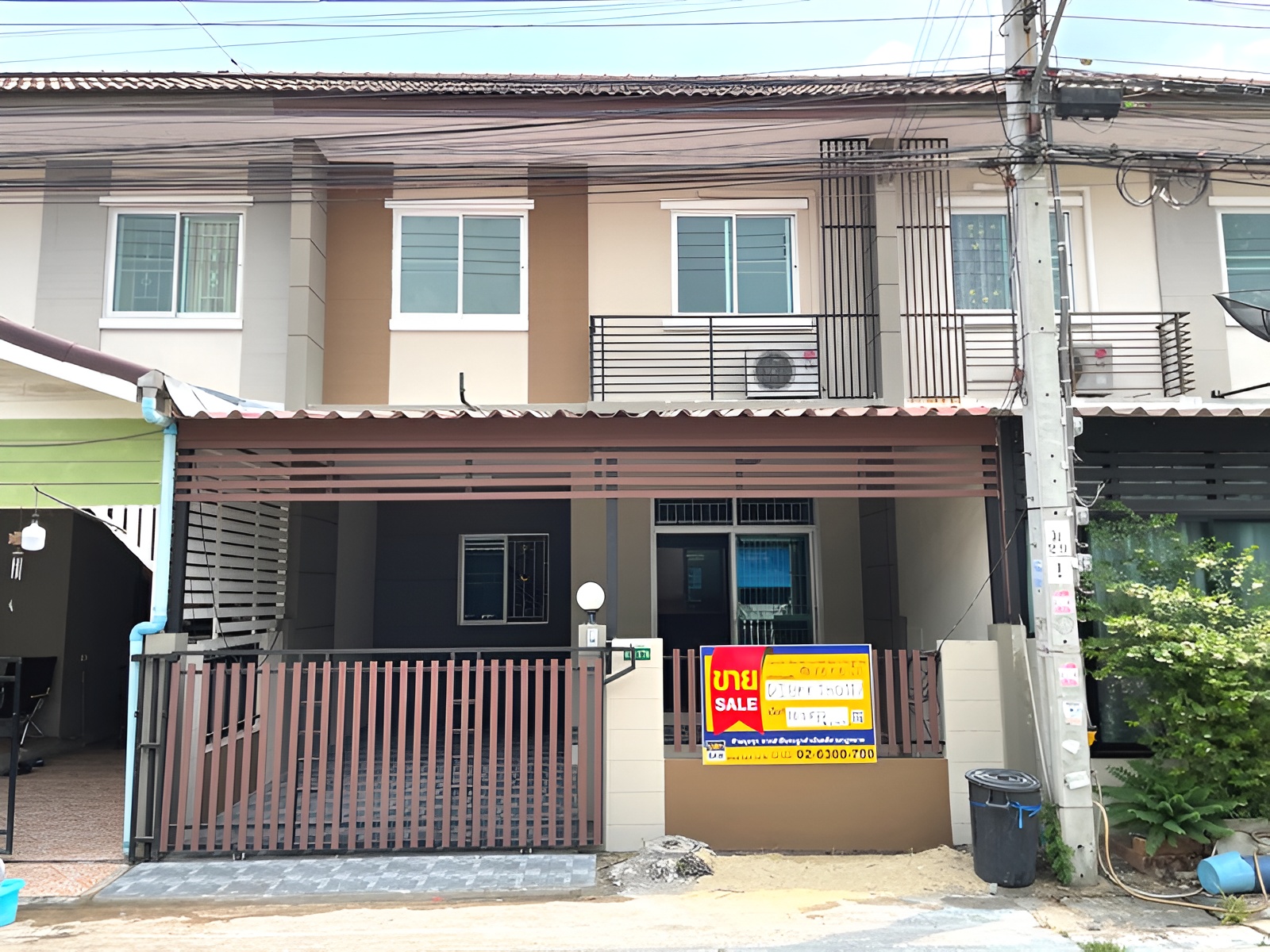 ทาวน์เฮ้าส์ โครงการบ้านรื่นฤดี 6 บางชัน : ปรับปรุงใหม่ 2 ชั้น พื้นที่ใช้สอย 120 ตารางเมตร 3 ห้องนอน 2 ห้องน้ำ 1 ห้องครัว 1 ห้องน้ำ 1 ห้องรับแขก 1 ห้องทำงาน 1 ห้องเก็บของ 1 ห้องเก็บของส่วนตัว 1 ห้องเก็บของส่วนตัว 1 ห้องเก็บของส่วนตัว 1 ห้องเก็บของส่วน