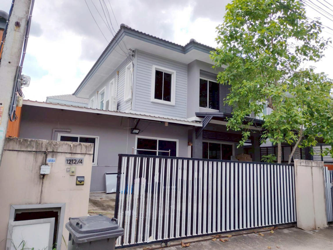 Townhouse for sale in a garden estate at Veang Sra, Surat Thani Province.