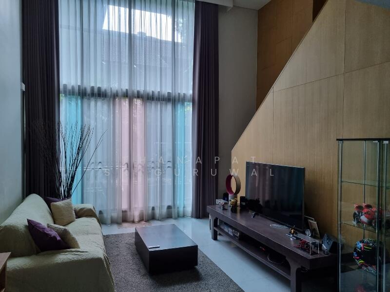 Siamese Thirty Nine, Bangkok