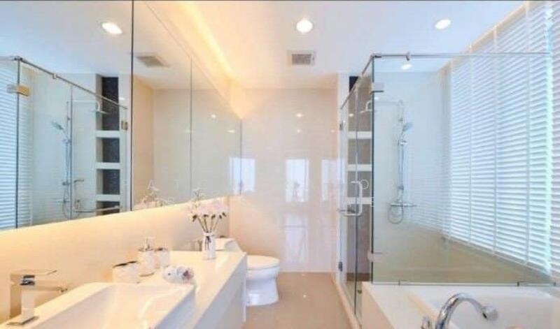 Menam Residences, Bangkok