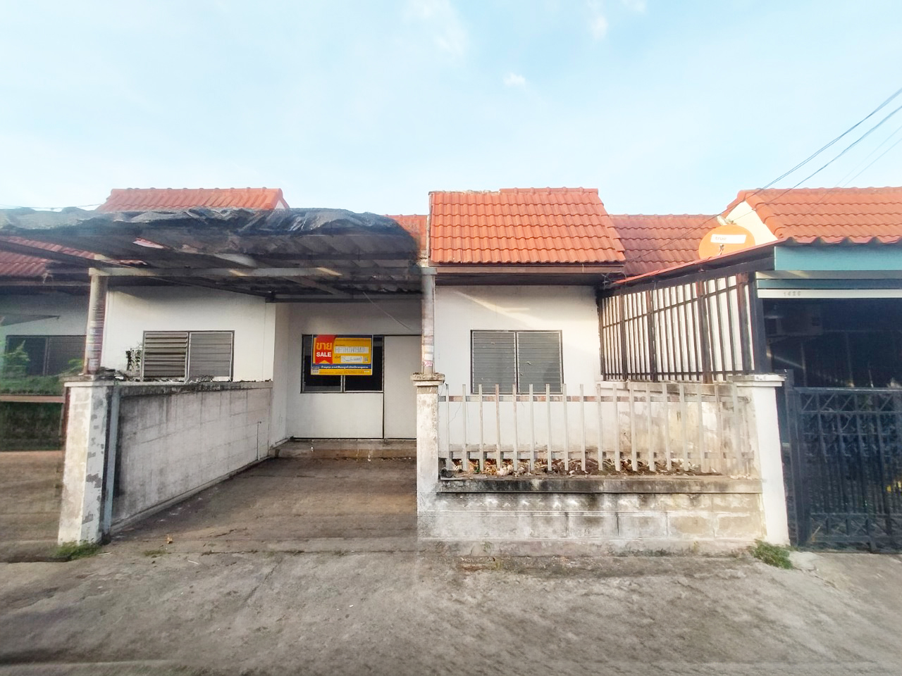 Townhouse project "Baan Ruean Suk 2" in Lam Phak Chee