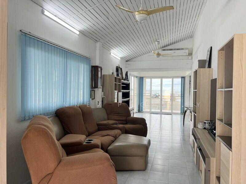 บ้านเดี่ยว 2 ชั้น พร้อมที่ดิน 265 ตรว. 2-storey detached house with 265 sq m of land., Prachuap Khiri Khan