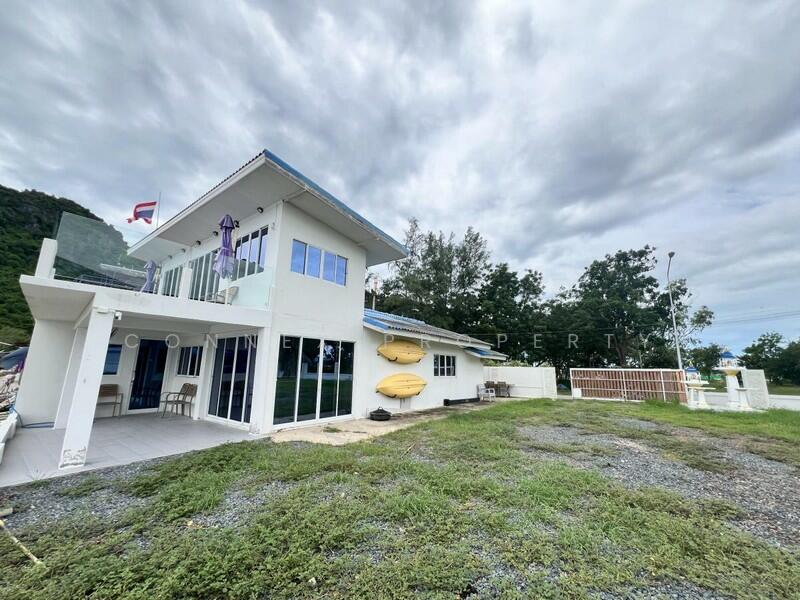 บ้านเดี่ยว 2 ชั้น พร้อมที่ดิน 265 ตรว. 2-storey detached house with 265 sq m of land., Prachuap Khiri Khan