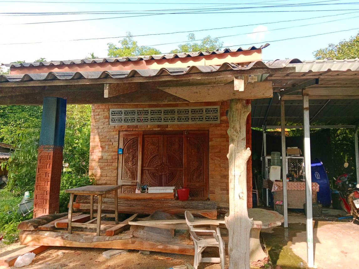 Single-detached house located outside the city of Nakhon Si Thammarat, Chang Klang, Nakhon Si Thammarat Province.