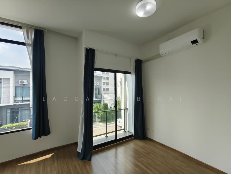 Grande Pleno Watcharapol-Sukhaphiban 5, Bangkok