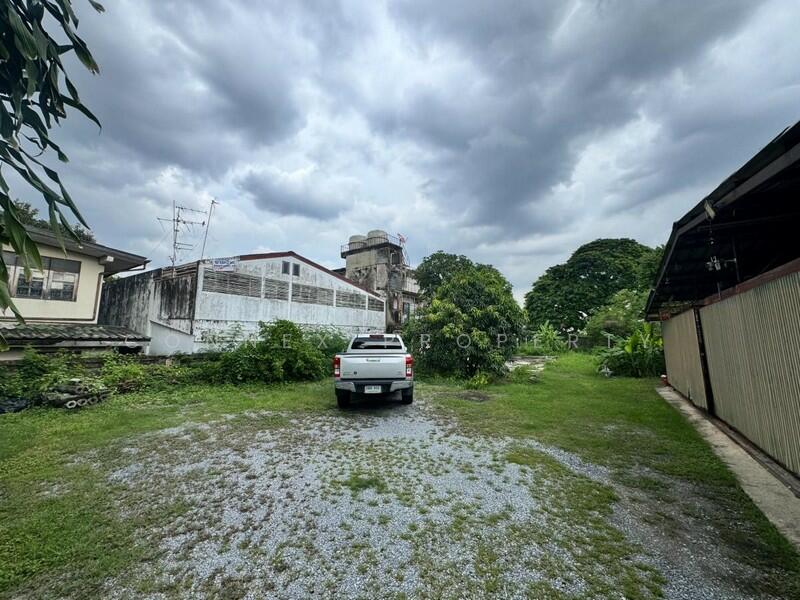 Land plot on Lat Phrao–Wang Hin, prime location with main road frontage, Bangkok