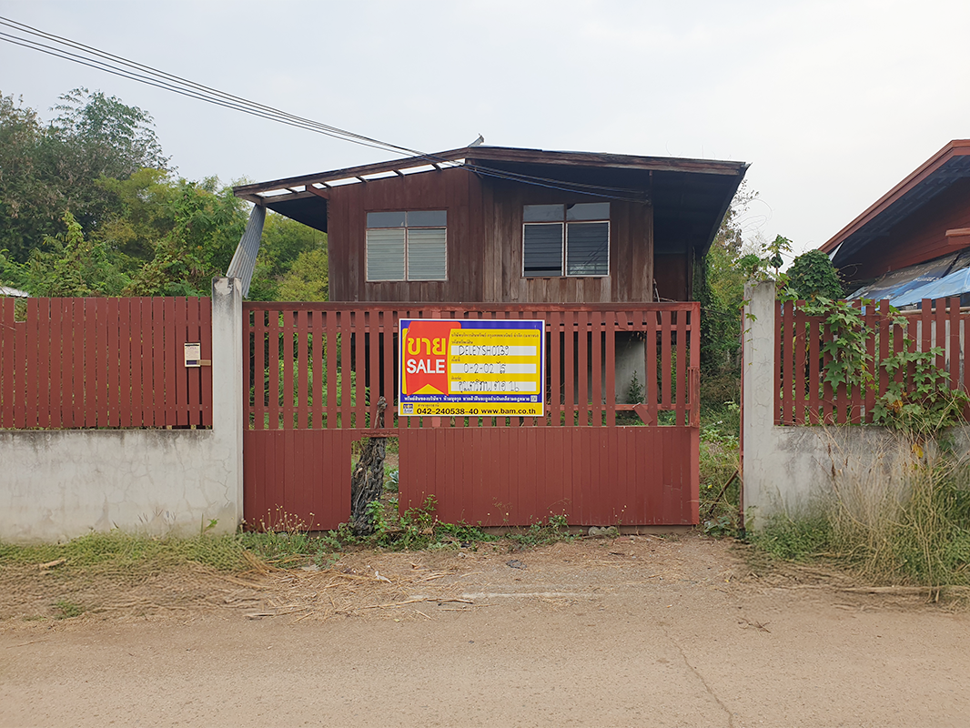 Single-family house with white walls, located in a quiet area.