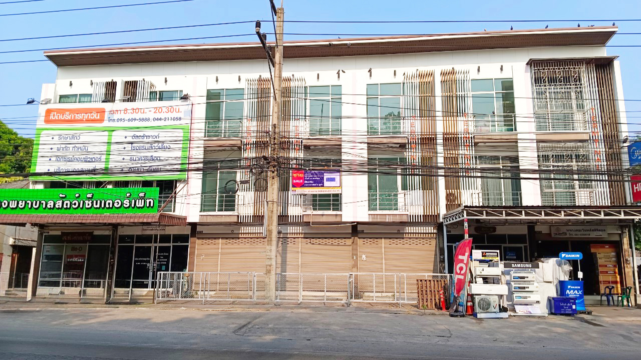 บ้านพักอาศัย 2 ชั้น พื้นที่ 45 ตารางวา ตั้งอยู่ในจังหวัดนครราชสีมา น่าอยู่เหมาะสำหรับคนชอบธรรมชาติ