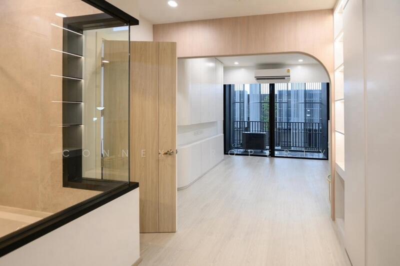 Nue Hybe Suksawat, Bangkok