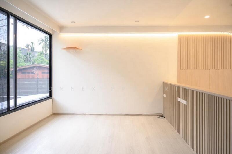 Nue Hybe Suksawat, Bangkok
