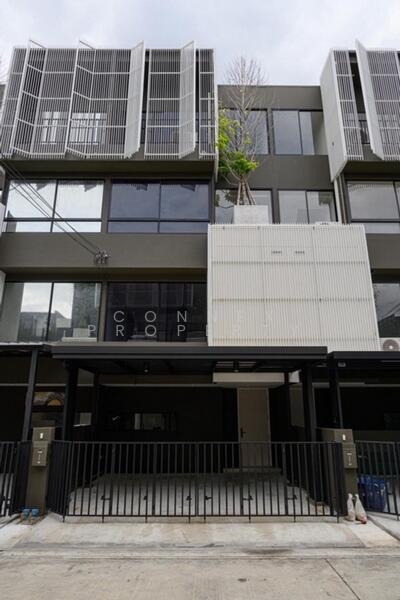 Nue Hybe Suksawat, Bangkok