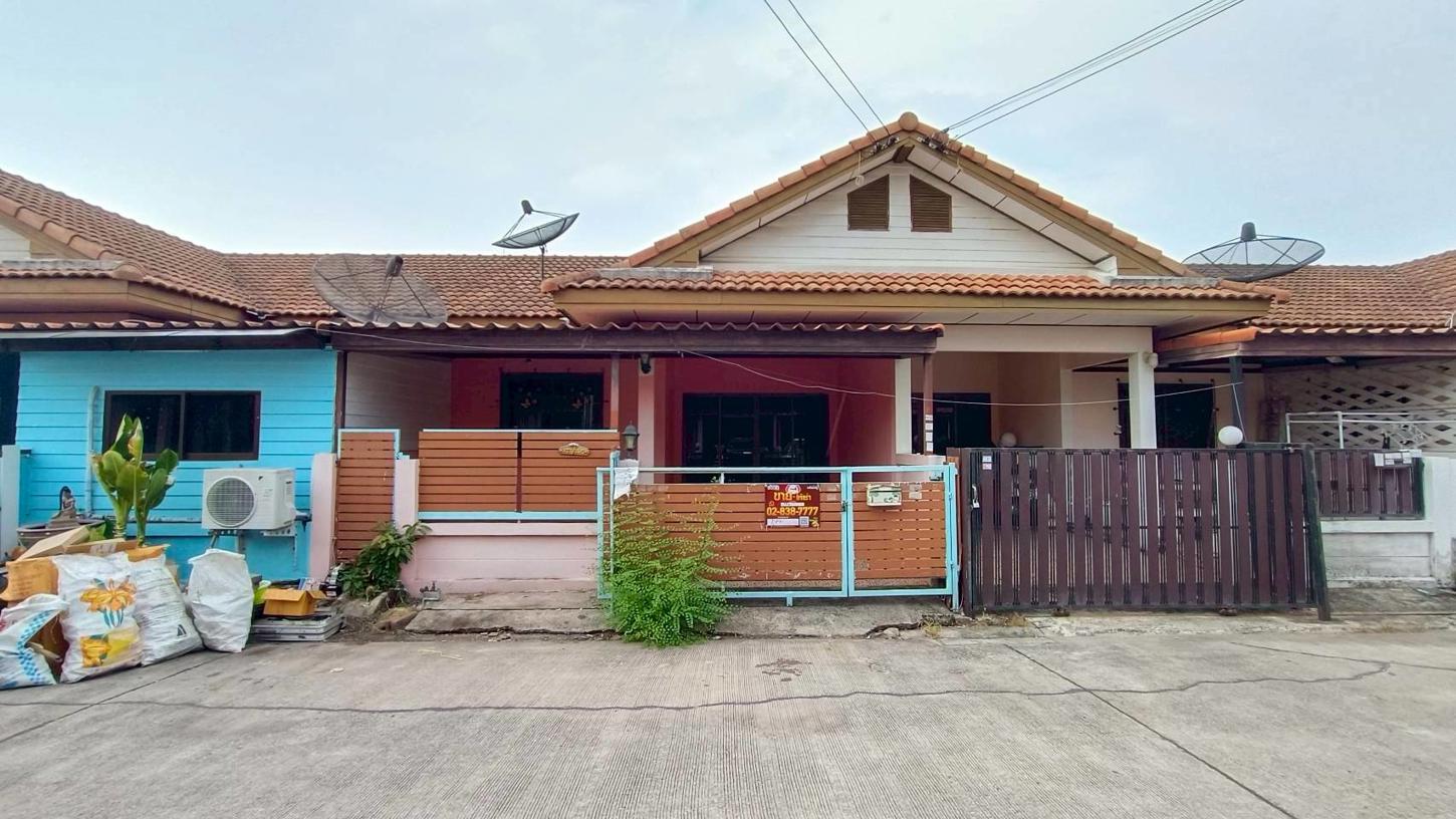 Smartland Townhouse Village in Si Racha, Chonburi
