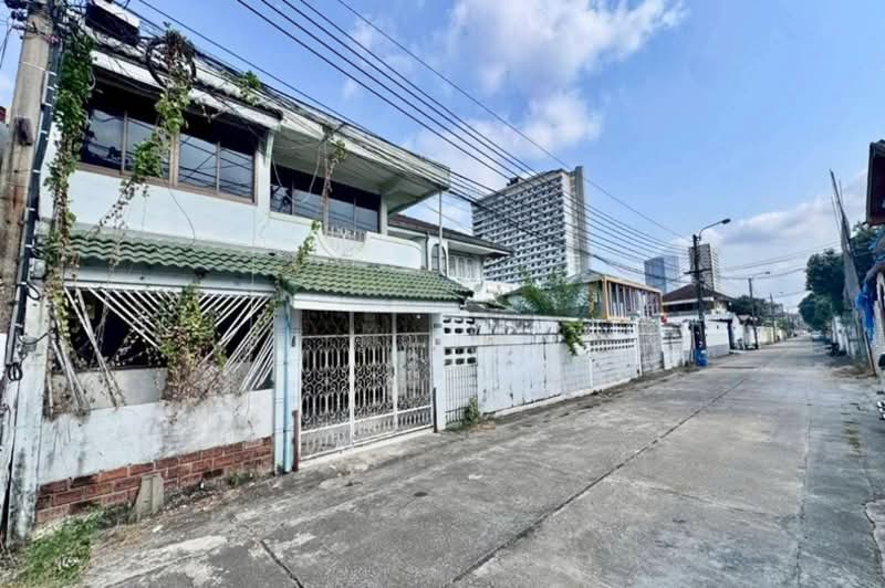 ถาวรนิเวศน์ 1, Bangkok